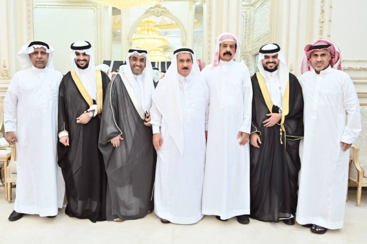العريسان بين أقاربهما.