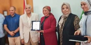 رئيس الغرفة التجارية بالإسماعيلية يكرم مجلس سيدات الأعمال - مصدرنا الإخبارى