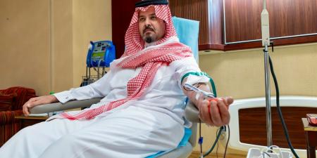 أمير المدينة المنورة يتبرع بالدم تفاعلًا مع الحملة الوطنية السنوية للتبرع بالدم التي أطلقها سمو ولي العهد - مصدرنا الإخبارى