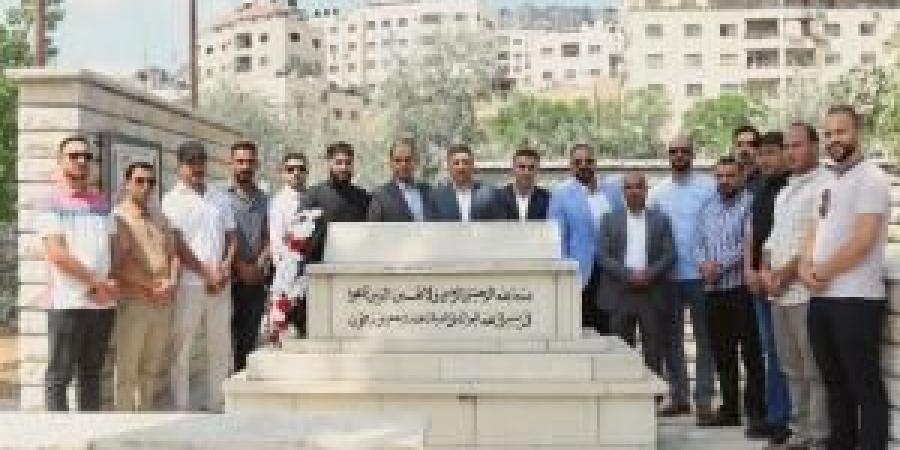 وفد من المستشفى الميداني نابلس 7 يزور مقبرة شهداء الجيش العربي - مصدرنا الإخبارى