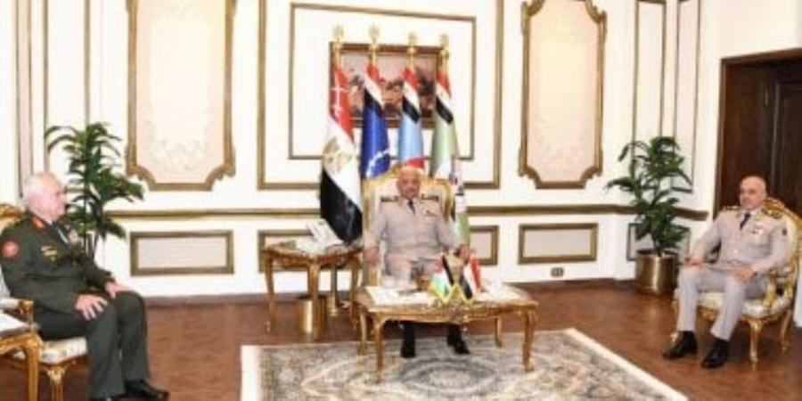 وزير الدفاع ورئيس الأركان يلتقيان رئيس هيئة الأركان المشتركة للقوات المسلحة الأردنية - مصدرنا الإخبارى