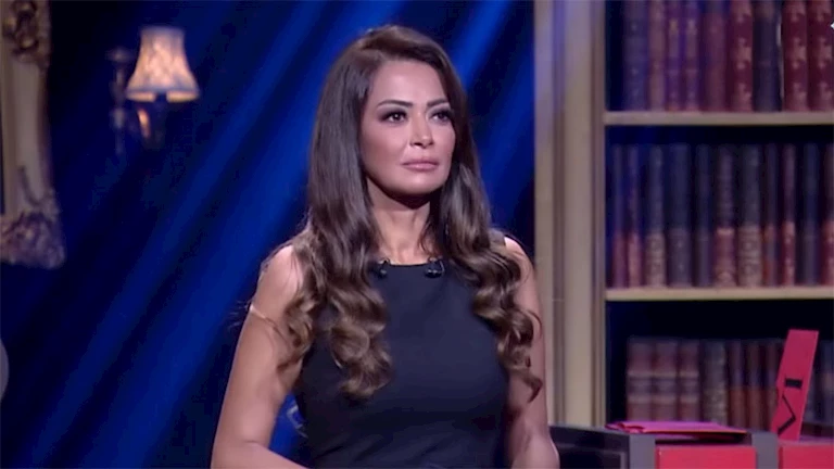 داليا البحيري تبرز بإطلالة جريئة.. وغادة عبدالرازق تعبر عن رأيها (صورة)