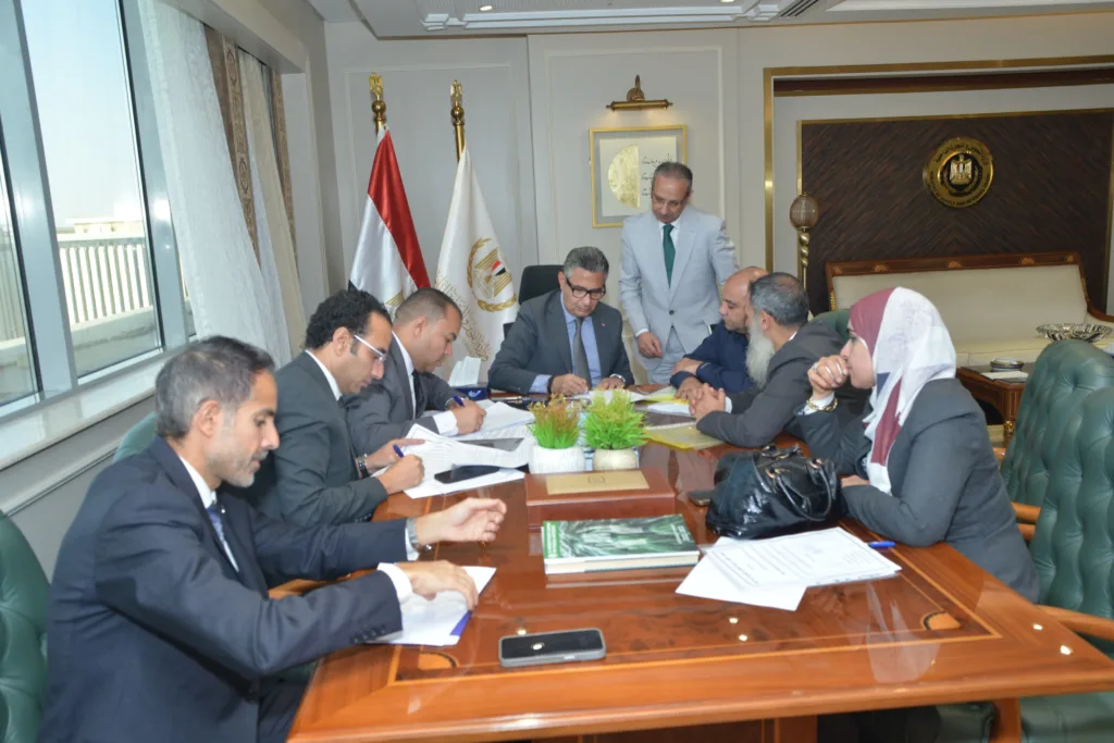 وزير التموين يجتمع مع مجموعة من أعضاء مجلسي النواب والشيوخ