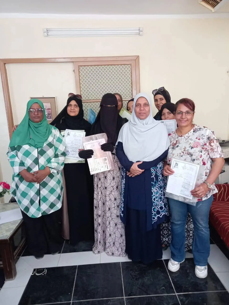 مدير تعليم الكبار في السويس يستقبل مجموعة من المتعلمين الجدد الذين تخلصوا من الأمية.
