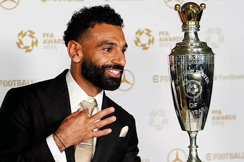 أرنولد يحتفل بصلاح بعد فوزه بلقب أفضل لاعب في إنجلترا لهذا العام