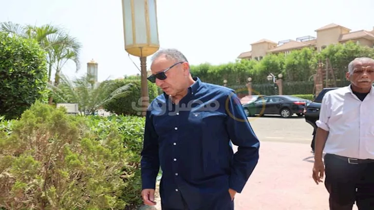 الخطيب يدعم محمد الشناوي قبل خروج جثمان والده من المستشفى