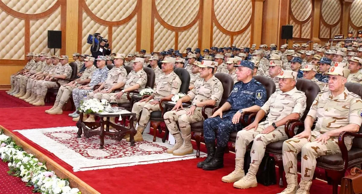 الفريق أول عبد المجيد صقر يجتمع بمجموعة من جنود المنطقة الشمالية العسكرية