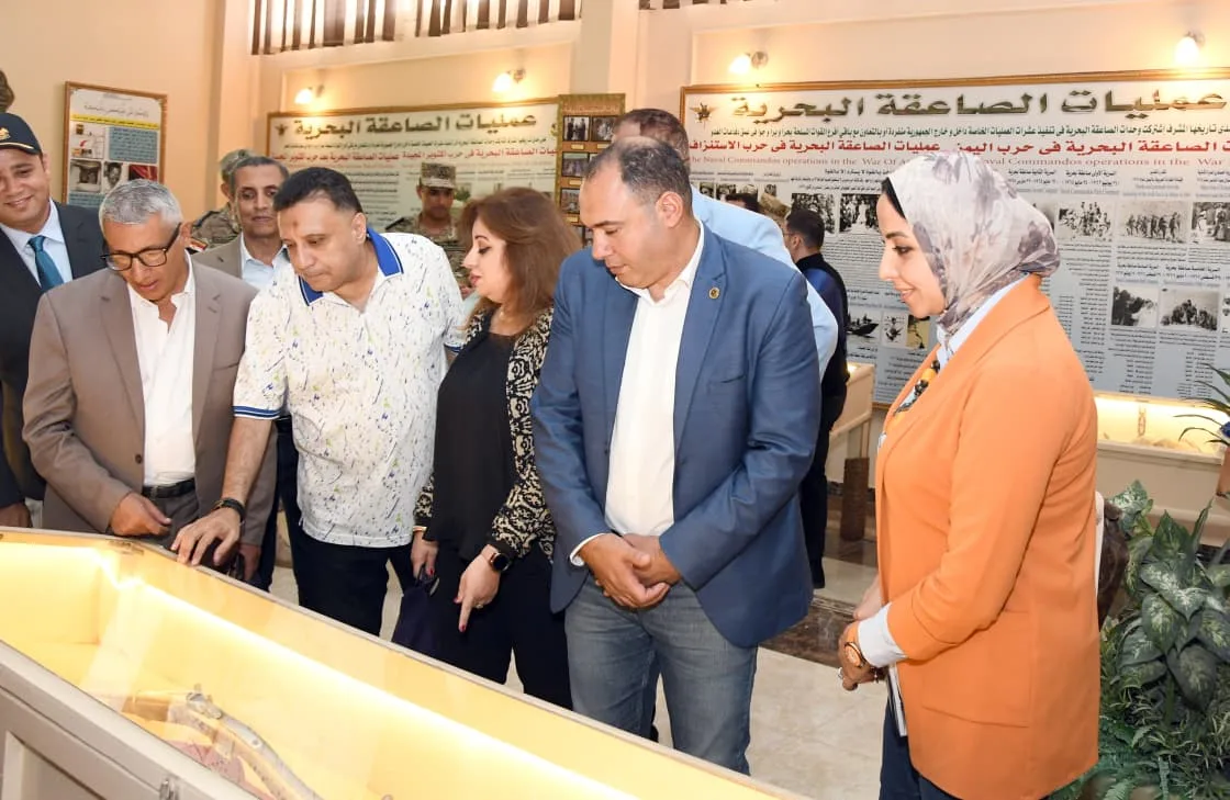 القوات المسلحة تستضيف وفدًا من الإعلاميين وطلاب الأكاديمية العسكرية في زيارة لإحدى الوحدات البحرية الخاصة