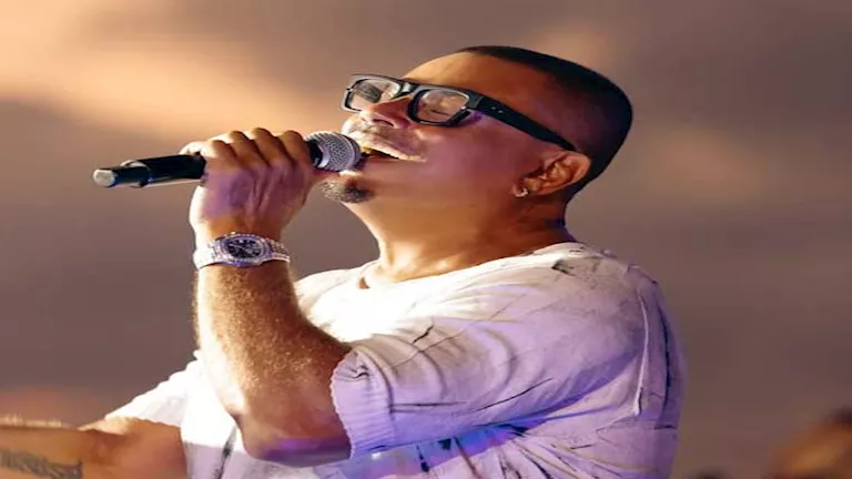 عمرو دياب يرقص على أنغام “أشغال شقة” في حفله بالساحل.. وهشام