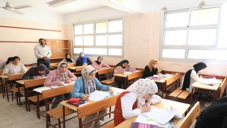 بدء اختبارات مادة الكيمياء للطلاب في الدور الثاني بالثانوية العامة