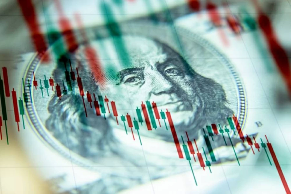تراجع الدولار عقب دعوة ترامب لعضوة في الاحتياطي الفيدرالي للاستقالة