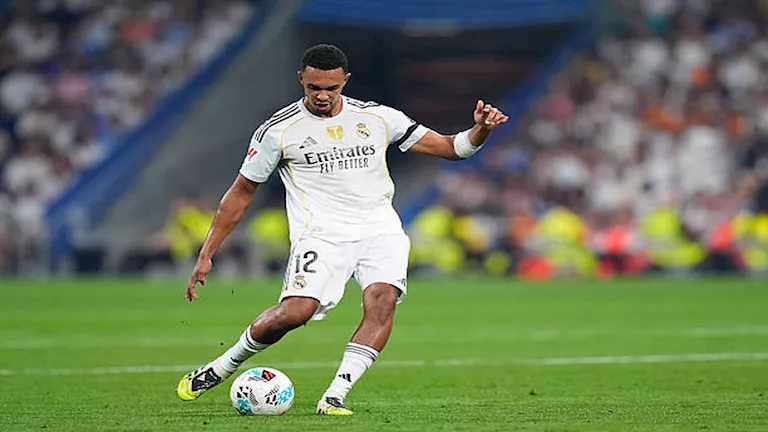 جماهير ليفربول تستهزئ بأرنولد بعد أول مباراة له في الدوري الإسباني.