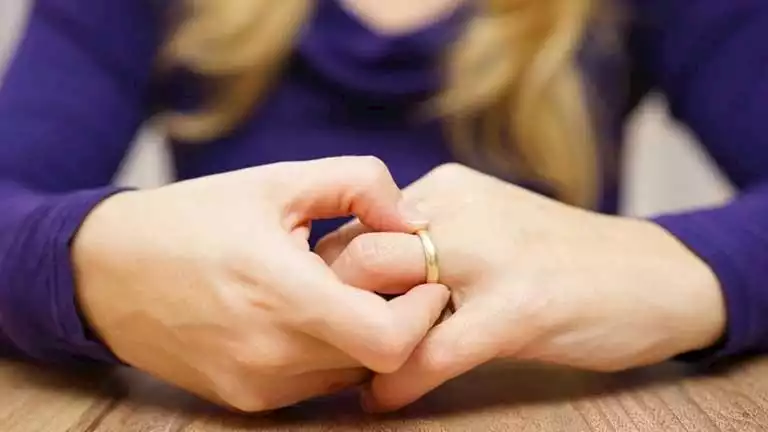 ‘رأيت صوره مع نساء ويقول إن الصور معدّلة’