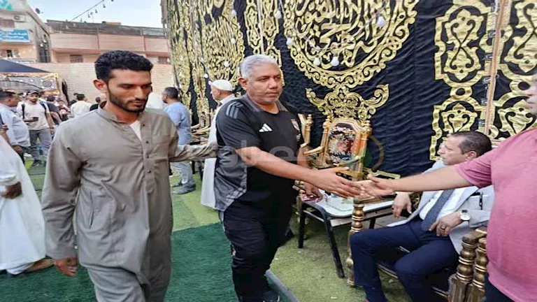 حارس عم يشارك في جنازة والد الشناوي بكفر الشيخ دون أن يفوت واجبه (صور)