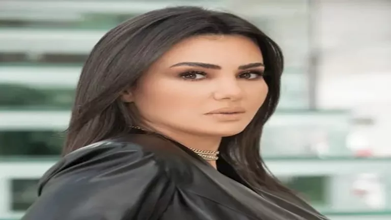 حقيبة بقيمة نصف مليون.. دينا فؤاد تبرز بإطلالة جريئة في فستان مميز.