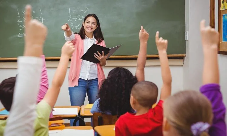 العلاقة بين المعلم والطالب تشكل أساس العملية التعليمية