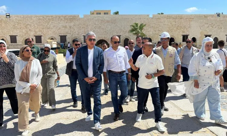 وزير السياحة والآثار يقوم بجولة في المتحف اليوناني الروماني وقلعة قايتباي