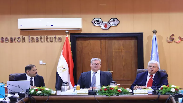 عاشور وبدوي يناقشان تعزيز الشراكة بين البحث العلمي وقطاع النفط