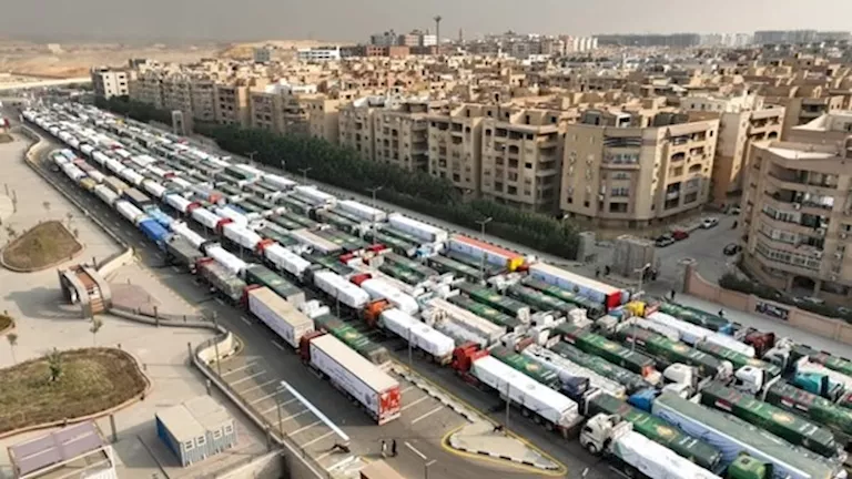 عشرات الشاحنات تصل معبر كرم أبو سالم استعدادًا لدخول قطاع غزة.