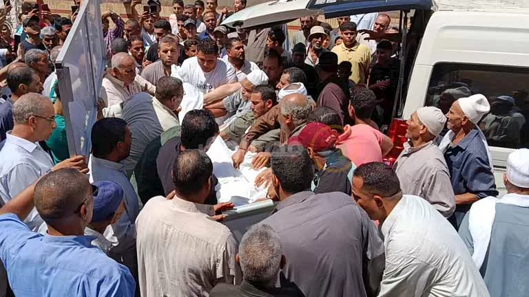 لحظة وداع والد محمد الشناوي خلال مراسم الجنازة في كفر الشيخ