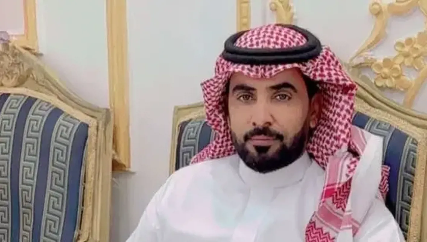 لحظات مثيرة… مواطن ينقذ الموقف بقيادته شاحنة مشتعلة بعيداً عن محطة الوقود (فيديو)
