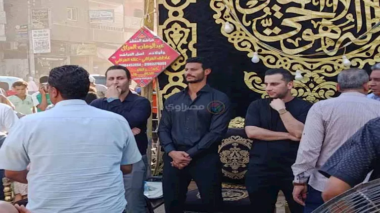 محمد الشناوي يستقبل تعازي وفاة والده في مسقط رأسه بكفر الشيخ (فيديو وصور)