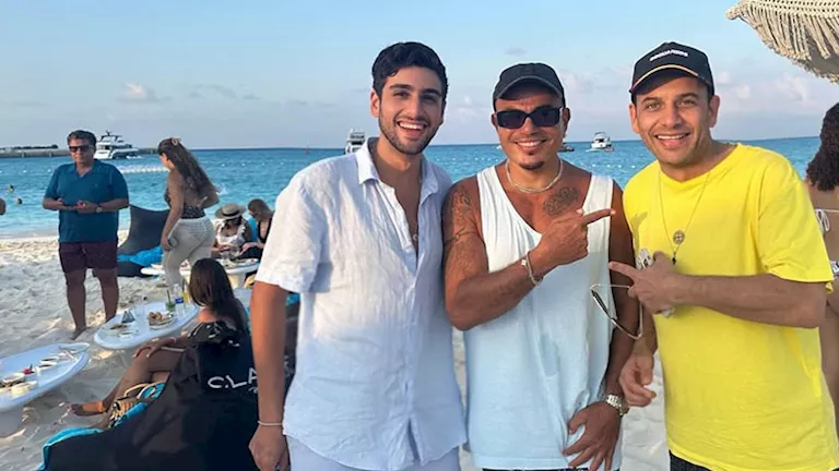 مصطفى قمر يشارك صورًا مع عمرو دياب في الساحل ويلاطفه بأسلوب فكاهي