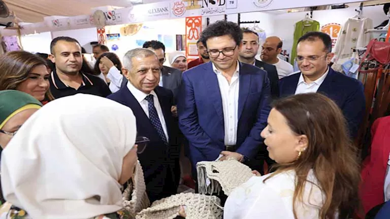 وزير الثقافة يزور معرض “ديارنا” للحرف التقليدية ويثني على مهارات الحرفيين