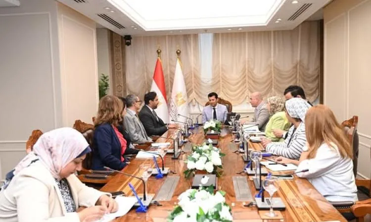 وزير الشباب يجتمع بالمدير الإقليمي لهيئة إنقاذ الطفولة لمناقشة سبل تعزيز التعاون
