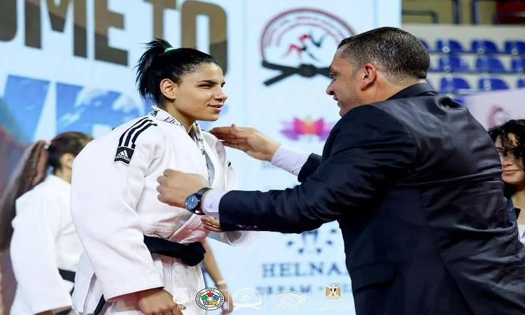 وزير الشباب يهنئ البطلة أمنية السيد لفوزها بفضية في بطولة الجائزة الكبرى