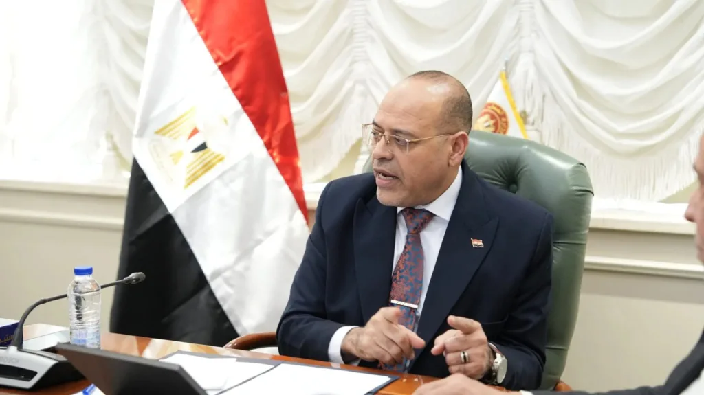 وزير العمل يحيل مفتشين اثنين للنيابة العامة بتهمة تلقي رشوة