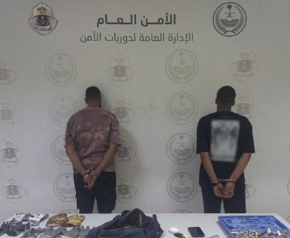 القبض على مقيم ومخالف إثر سرقة قطع غيار من مركبتين في المنطقة - مصدرنا الإخبارى