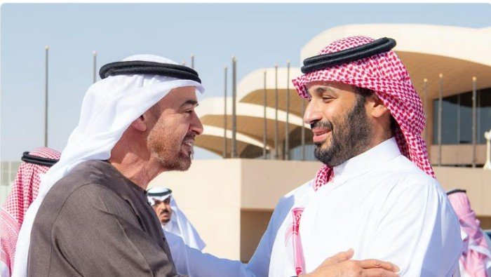 رئيس الإمارات يغادر السعودية بزيارة تاريخية ووداع حافل من ولي العهد